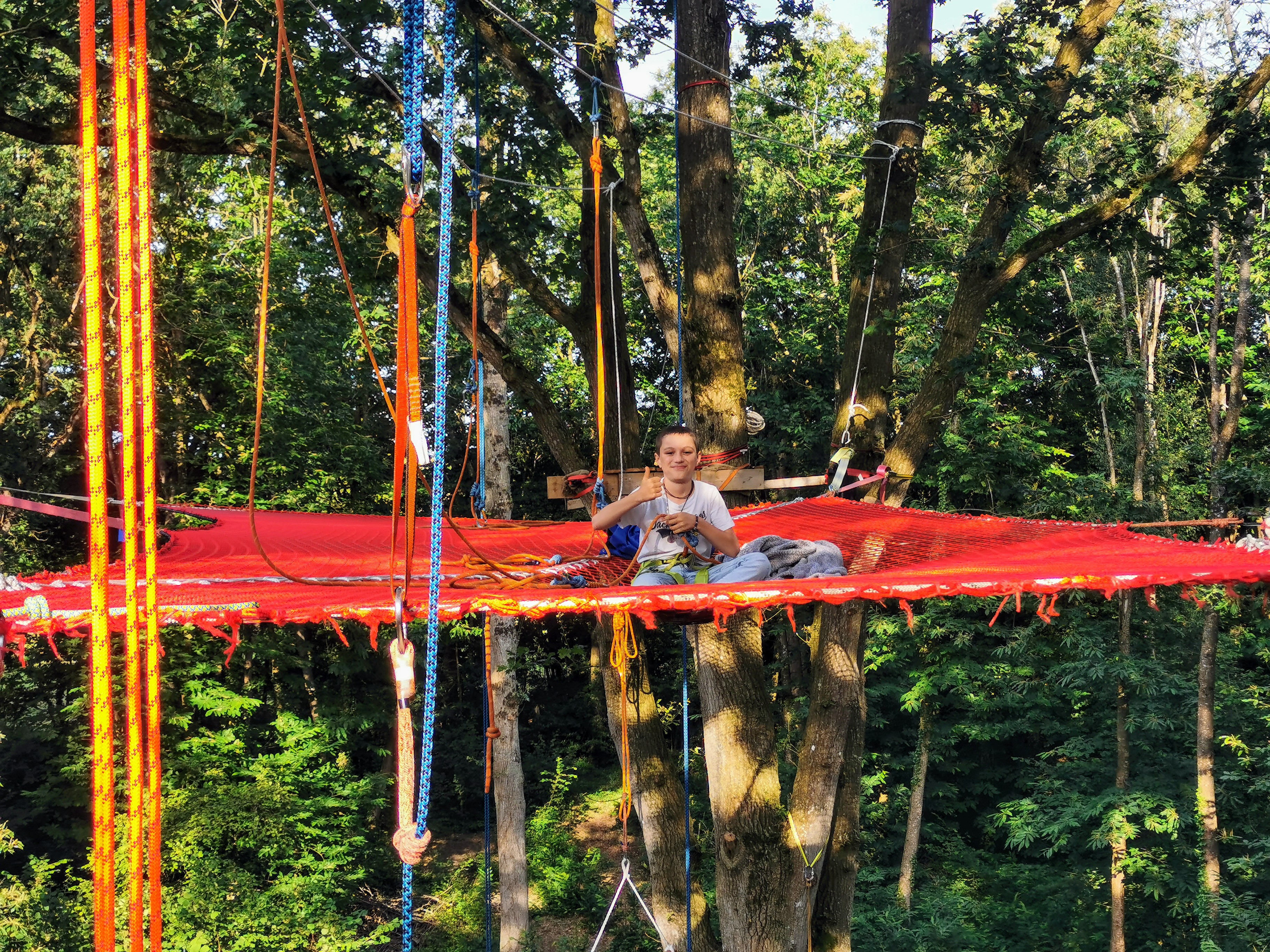 Balade arborée grimpe d'arbre - filet à 14m de haut avec cordes colorées