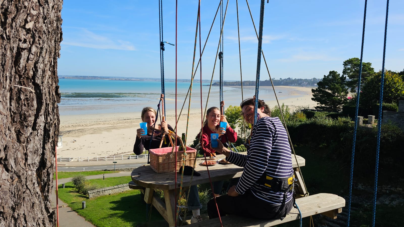 Groupe d'amis profitant d'un apéro perché convivial à 14 mètres de hauteur dans les arbres - La Tête en l'Air Beaussais-sur-Mer