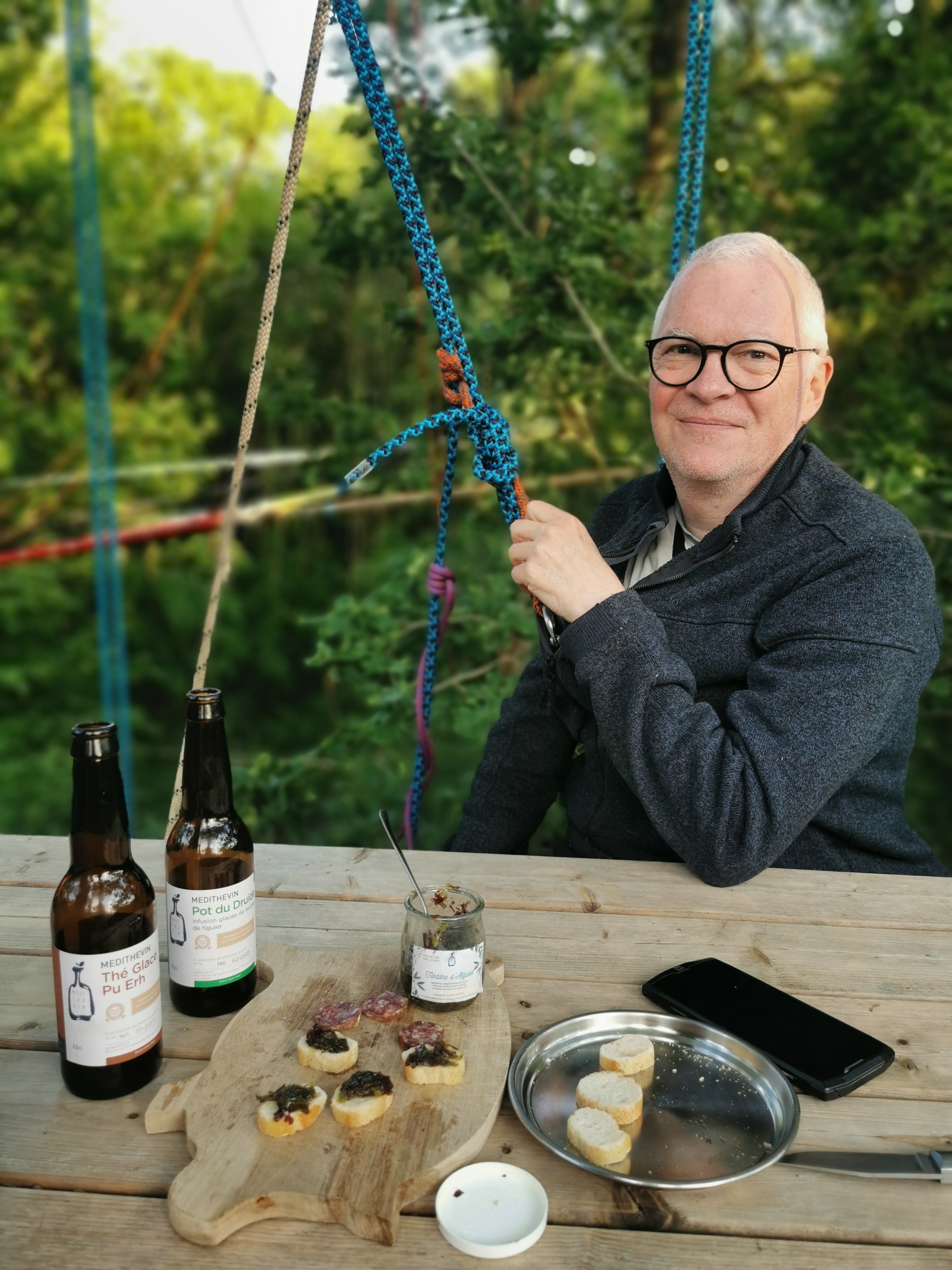 Table perchée dans les arbres pour apéritif en hauteur avec vue panoramique sur la forêt bretonne - Grimpe d'arbre Bretagne