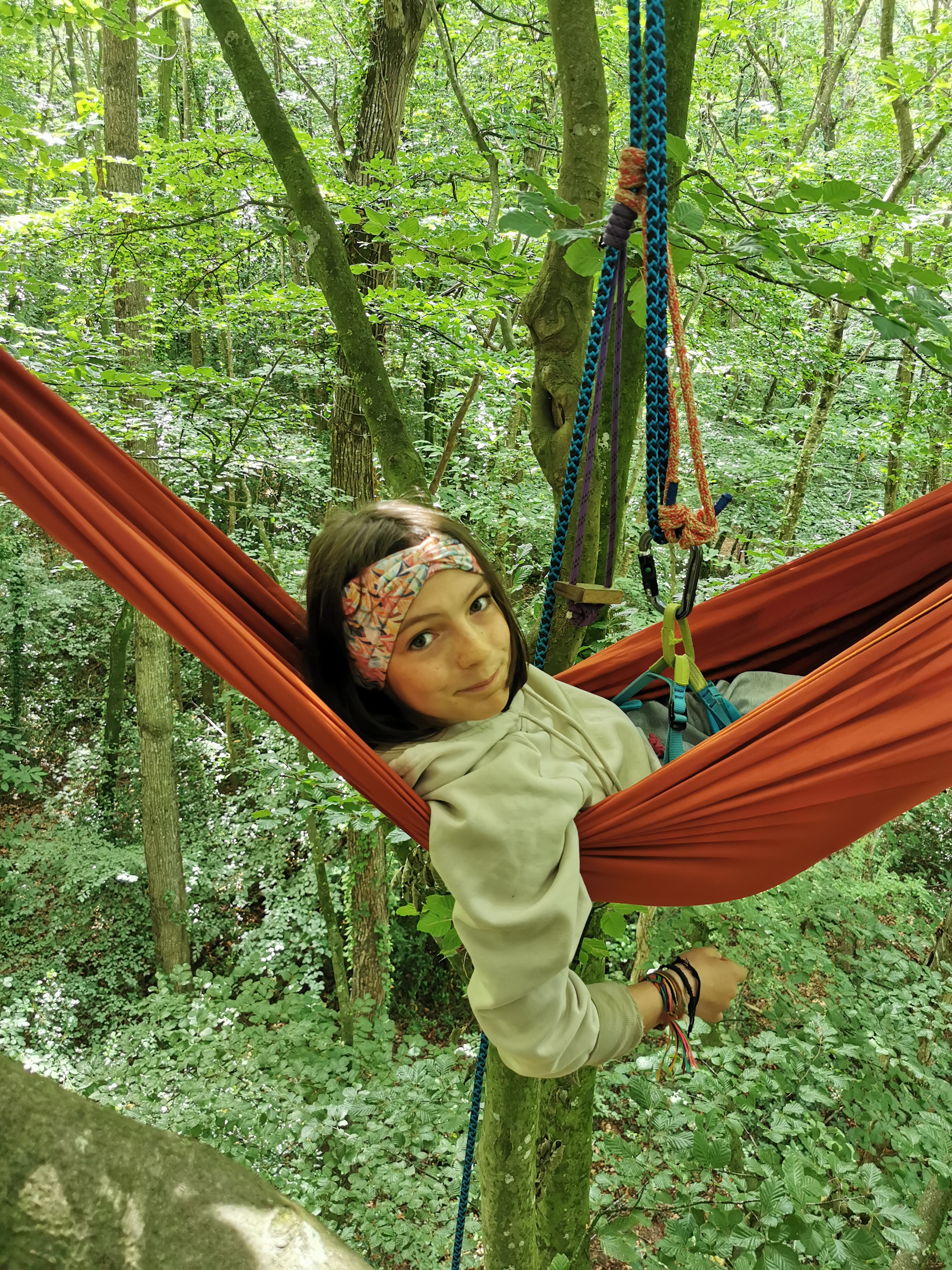 Enfant découvrant la cime des arbres en autonomie lors du stage aventure - Activité éducative pleine nature 8-14 ans
